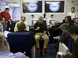 Чак Хейгел общается с журналистами на борту самолета (архив)
