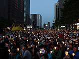 Зажжение свечей в память о жертвах крушения парома в Сеуле, Южная Корея