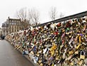 Парижский Мост Искусств рухнул под тяжестью "замков любви"