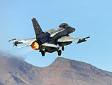 Многоцелевой самолет F-16, взлетающий с военной базы в ОАЭ