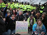 Демонстрация протеста против добычи сланцевого газа в Великобритании