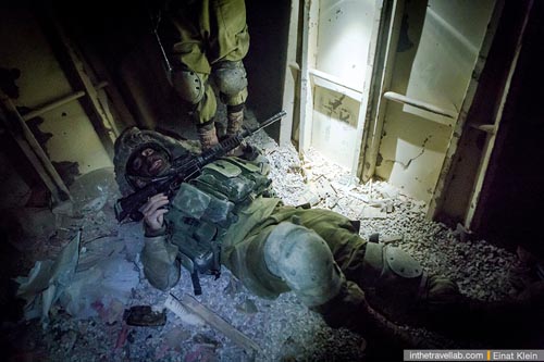 Первые минуты нахождения в бункере - и уже раненые. Внутри солдатам необходимо не только следить, чтобы на территории помещения не осталось ни одного врага, но также и не попасться на мины-ловушки, расположенные на полу, в проемах дверей и т.д.
