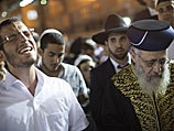 Раввин Ицхак Йосеф на молитве у Стены Плача 14 июня 2014 года