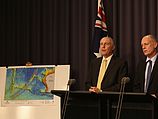 Вице-премьер Австралии Уоррен Трасс (слева) на пресс-конференции по пропавшему самолету. 26.06.2014