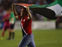 Фанаты с палестинским флагом выскочили на поле во время матча 