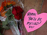 Цветы, принесенные к дому Робина Уильямса после сообщения о его смерти