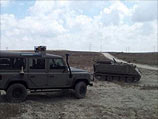 Беспилотный M113 (справа) и мобильный пункт управления