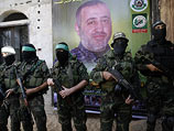 Боевики "южной бригады" ХАМАС на фоне портрета Мухаммада Абу Шамлэ. Рафах, 28 августа 2014 года