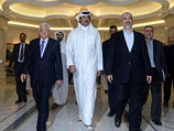 Председатель Палестинской национальной администрации Махмуд Аббас, эмир Катара Тамим бин Хамад бин Халифа Аль Тани и председатель политбюро ХАМАС Халид Машаль. Доха, 21 августа 2014 года