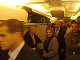 Сара и Биньямин Нетаниягу на борту самолета, вылетающего в Москву. Февраль 2010 года