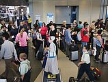 Пассажиры в Международном аэропорту О'Хара, Чикаго. 26.09.2014