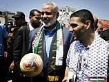 Исмаил Ханийя с футболистом сборной сектора Газы