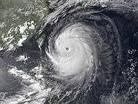 Тайфун "Фанфон" в Японии: есть жертвы; около миллиона жителей получили рекомендации об эвакуации