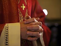 Лондонский банкир подает в суд на церковь: у его жены был роман с епископом