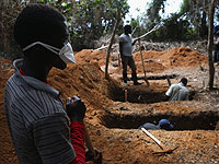 Подготовка могил для жертв лихорадки Эбола. Либерия, 7 октября 2014 года. 