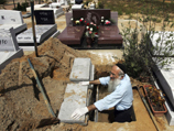 Суд обязал государство вернуть двум семьям деньги за участки на "светском кладбище"