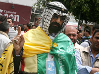 Участник акции в поддержку объединения ФАТХ и ХАМАС