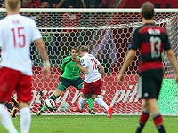 Немцы проигрывают в Польше. Бывший защитник "Апоэля" забивает в свои ворота