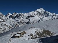 Число жертв снежной бури в Гималаях увеличилось