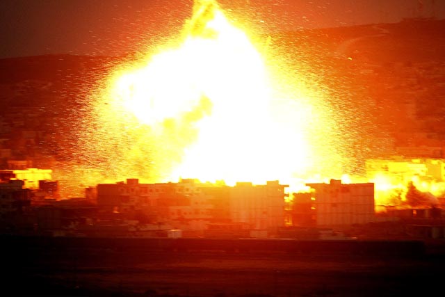 Авиация коалиции наносит удары по позициям боевиков ИГ в Кобани. 18 октября 2014 года