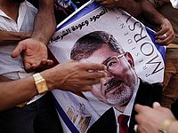 Суд над Мурси снова отложен, бывший президент призвал бороться с "путчистами"