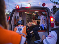 Эвакуация пострадавшей с места, где был совершен теракт. Иерусалим, 22 октября 2014 года
