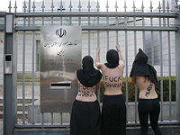 Акция протеста: секстремистки FEMEN "повесились" около посольства Ирана