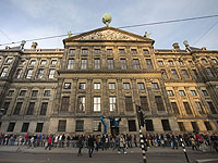 Власти Голландии попросили туристов "не мочиться на Королевский дворец"