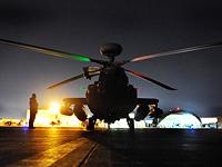 Вертолет McDonnell Douglas AH-64 Apache перед вечерним вылетом (иллюстрация)