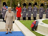 Королева Елизавета на церемонии памяти павших в Первой мировой войне. 06.11.2014