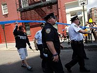Преступник с топором напал на полицейских в Нью-Йорке