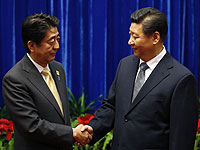 Президент КНР Си Цзиньпин и премьер-министр Японии Синдзо Аб. Пекин, 10 ноября 2014 года