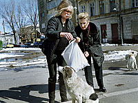 Брижит Бардо (слева) кормит бездомных собак. 2001 год