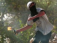 Израильские военные застрелили палестинца, бросавшего бутылки с горючей смесью 