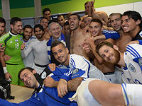 Биньямин Нетаниягу с игроками сборной Израиля после победы над боснийцами. Хайфа, 16 ноября 2014 года
