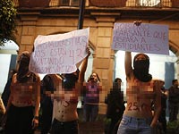 "Коктейли Молотова" и голые тела против президента Мексики, не покаравшего убийц