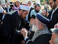 Шейх Самир Ааси во время посещения синагоги после теракта