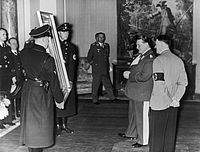 Гитлер дарит Герингу картину на день рождения. 1938 год