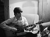 На аукционе в Лондоне не удалось продать гитару Джона Леннона