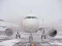 Пассажирам российской авиакомпании пришлось толкать замерший самолет