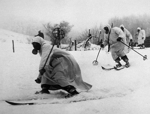 Финские "лыжники-привидения" отрабатывают действия в случае газовой атаки
