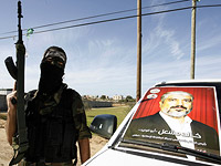 Боевик ХАМАС в Газе и портрет его кумира - Халида Машаля
