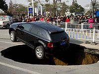 В Китае посреди новой дороги образовалась яма несколько метров глубиной