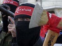 Топор и гранатомет – оружие террориста. НФОП провел парад в Газе. ФОТО