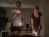 Израильтяне зажгли первую ханукальную свечу в праздничных светильниках