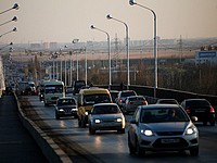 Российские дилеры из-за обвала рубля приостанавливают продажу автомобилей