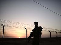 Израильские военные обстреляли палестинцев, бросавших в них камни возле забора в Газе