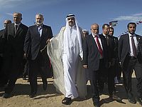 3-й эмир Катара шейх Хамад бин Халифа аль-Тани во время визита в Газу в 2012 году, вместе с местными лидерами ХАМАС 