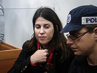 Ронит Киршенбаум &#8211; дочь Фаины Киршенбаум в здании суда. 25 декабря 2014 года