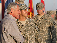Министр обороны США Чак Хейгел с американскими военнослужащими. Кувейт, 8 декабря 2014 года